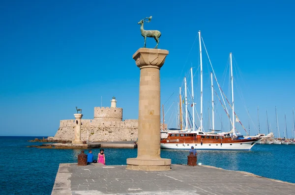 Mandraki přístav a bronzové jelen na ostrově Rhodos, Řecko. — Stock fotografie