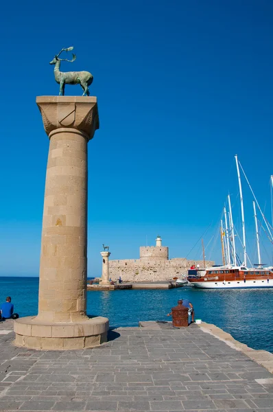 Mandraki kikötő és bronz szarvas a rhodes island, Görögország. — Stock Fotó