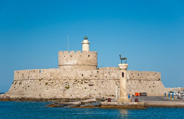 The old fortress and the lighthouse on Rhodes island, Greece. — Stock Photo, Image