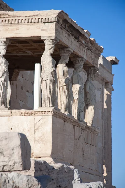 Die vorhalle der karyatiden auf der akropolis von athens. — Stockfoto