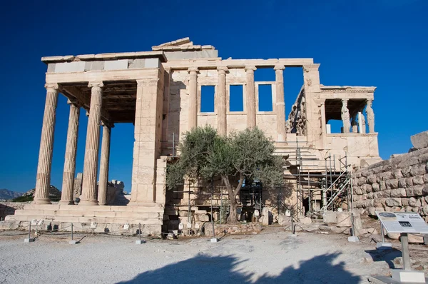 El Erechtheion en la Acrópolis de Atenas en Grecia . — Foto de Stock