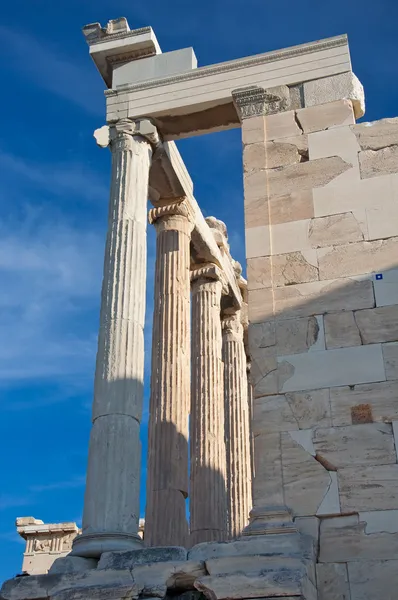 Het Erechteion op de Akropolis van Athene in Griekenland. — Stockfoto
