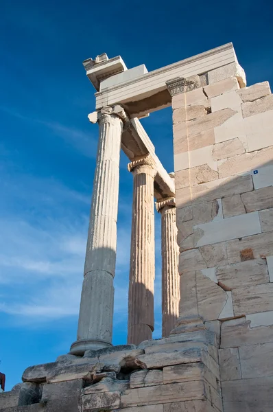 O Erechtheion em Acrópole de Atenas, na Grécia . — Fotografia de Stock