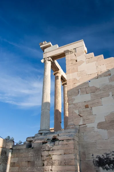 O Erechtheion em Acrópole de Atenas, na Grécia . — Fotografia de Stock