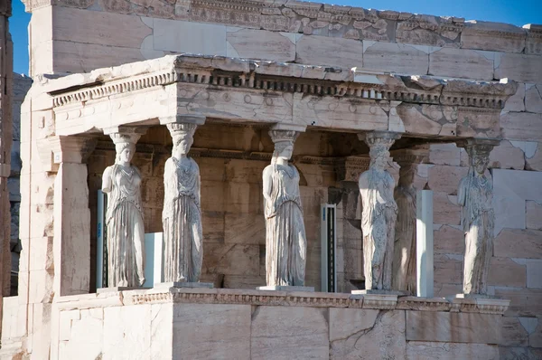 El pórtico de las cariátidas en la Acrópolis de Atenas . — Foto de Stock