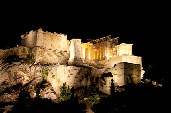 Akropolis von Athen bei Nacht. Blick vom Areopag-Hügel. — Stockfoto