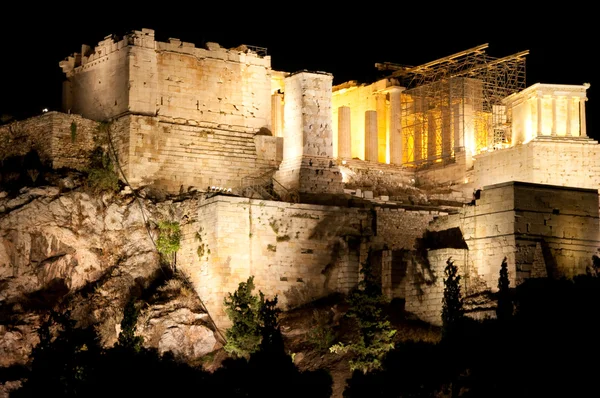 Akropolis von Athen bei Nacht. Blick vom Areopag-Hügel. — Stockfoto