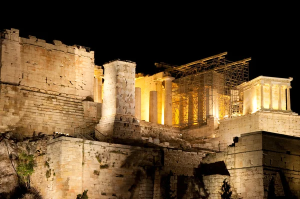 Akropolis von Athen bei Nacht. Blick vom Areopag-Hügel. — Stockfoto
