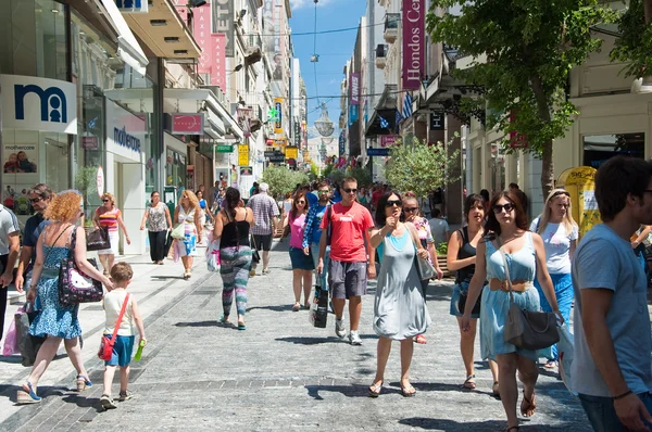 Shopping on Ermou Street in Athens, Greece. — Stock Photo, Image