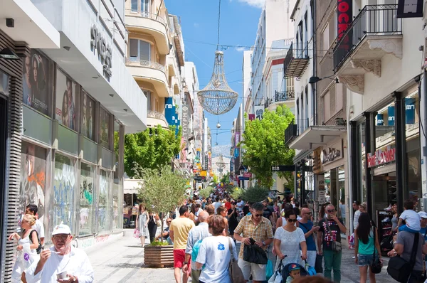Vásárlás az ermou street, Athén, Görögország. — Stock Fotó
