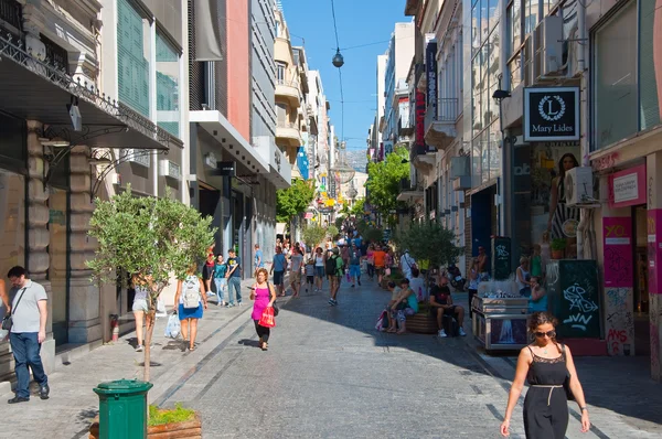 Einkauf auf der ermou street in athens, griechenland. — Stockfoto