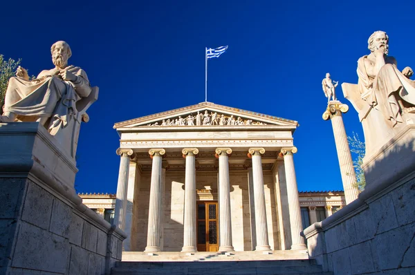 Ακαδημία Αθηνών, με το μνημείο του Πλάτωνα και του Σωκράτη. — Φωτογραφία Αρχείου