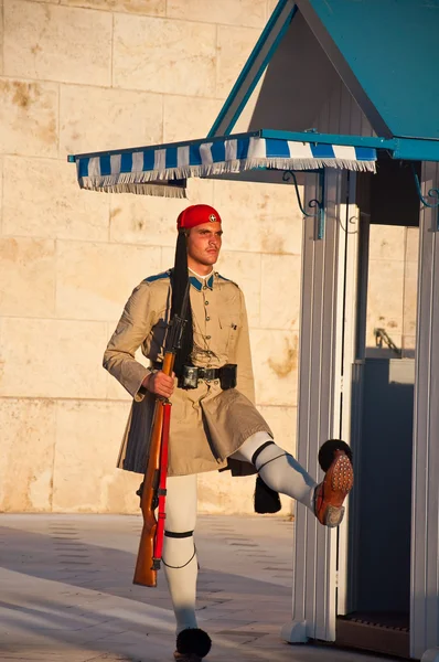 Evzone vaktar graven av den okände soldaten i Aten, Grekland. — Stockfoto