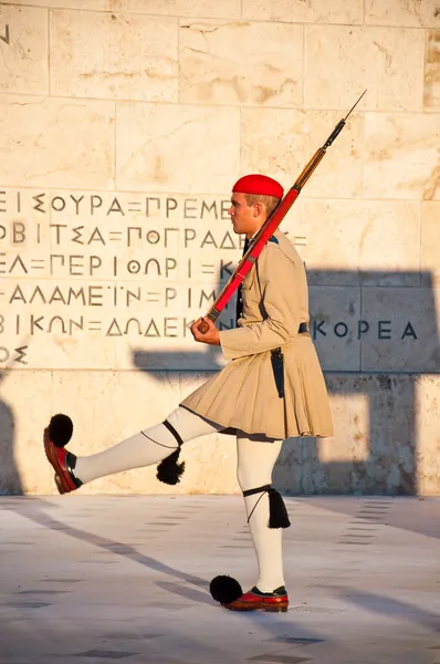 Evzone custodisce la tomba del Milite Ignoto ad Atene, Grecia . — Foto Stock