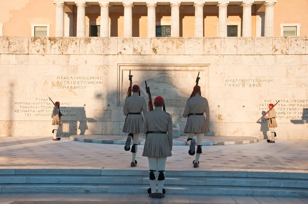 Piazza Syntagma ed Evzones ad Atene, Grecia . — Foto Stock