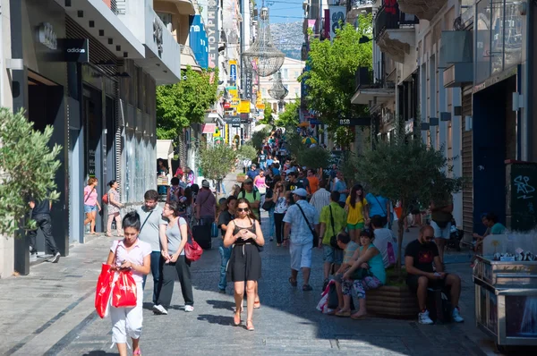 Shopping in Ermou Street ad Atene, Grecia . Foto Stock Royalty Free