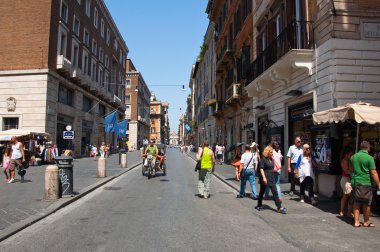 Roma Ağustos 6: via del corso on Ağustos 6, 2013 yılında Roma. via del corso bilinen corso Roma'nın tarihi merkezinde ana cadde olan.