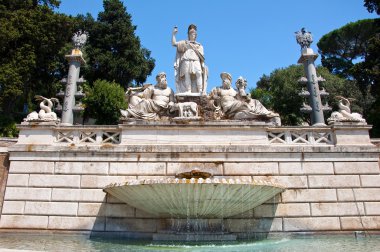 Çeşme üzerindeki piazza del popolo on Ağustos 6, 2013 yılında Roma, İtalya.