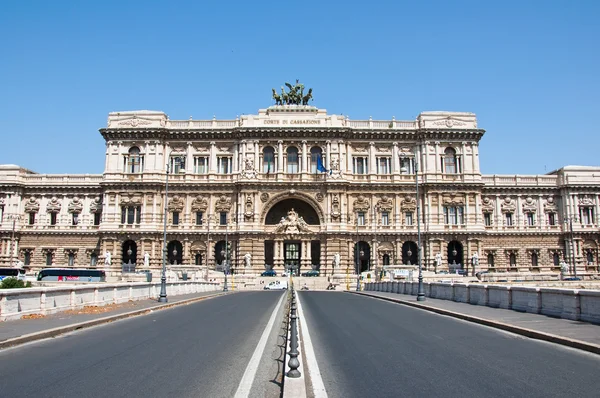 O Palácio da Justiça da Ponte Umberto I em 5 de agosto de 2013 em Roma . — Fotografia de Stock