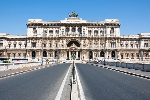 The Palace of Justice from the Ponte Umberto I on August 5, 2013 in Rome. — Stock Photo, Image