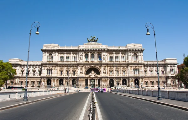 Palazzo di Giustizia dal Ponte Umberto I il 5 agosto 2013 a Roma. Il Palazzo di Giustizia è la Corte Suprema e la Biblioteca Pubblica Giudiziaria nel quartiere Prati di Roma . — Foto Stock