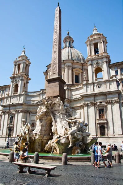 Brunnen der vier Flüsse mit ägyptischem Obelisk auf der Piazza Navona in Rom. Italien. — Stockfoto