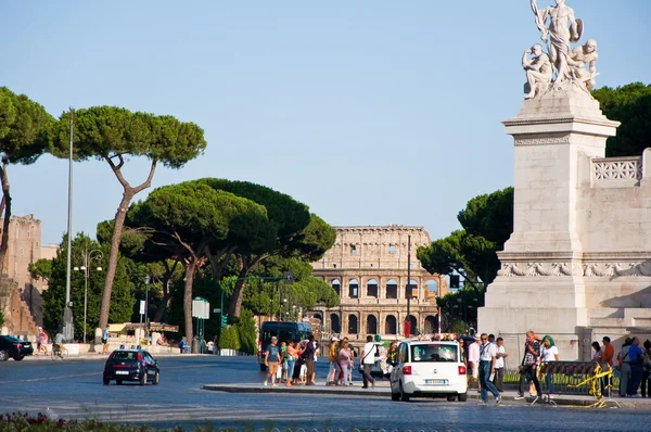 ROMA-6 DE AGOSTO: La Via dei Fori Imperiali el 6 de agosto de 2013 en Roma, Italia. La Via dei Fori Imperiali es un camino en el centro de la ciudad de Roma, que desde la Piazza Venezia hasta el Coliseo . — Foto de Stock