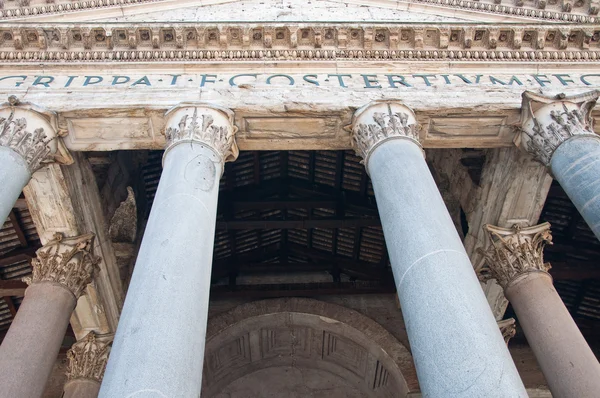 Kolumny korynckie Panteonu. Rzym. — Zdjęcie stockowe
