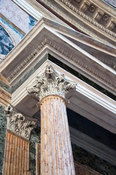 La columna corintia del Panteón. Roma . — Foto de Stock