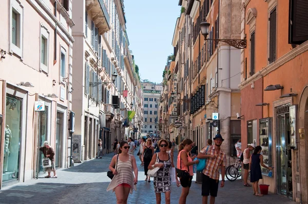 ROME-AUGUST 6: Via Frattina on August 6, 2013 in Rome. Via Frattina is a shopping area in Rome, Italy. — Stock Photo, Image