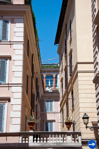 Wąskiej uliczce w Rzym, Włochy. — Zdjęcie stockowe
