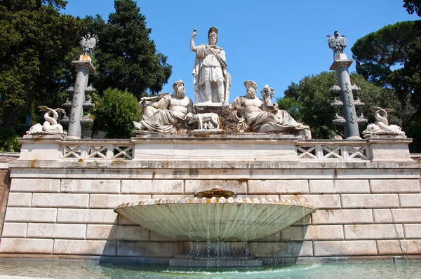 Fontanna na placu piazza del popolo na 6 sierpnia 2013 w Rzym, Włochy. — Zdjęcie stockowe