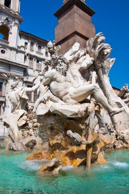 Roma'daki piazza navona üzerinde Mısır Dikilitaşı ile dört nehir Çeşmesi. İtalya.