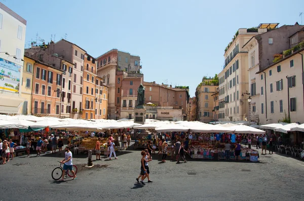 Campo de' fiori s pomníkem filozof giordano bruno v srpnu 6,2013 v Římě. — Stock fotografie