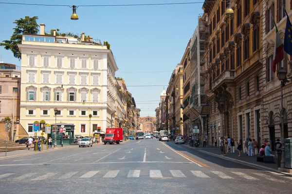 ローマ 8 月 6: ナツィオナーレ通りローマ、イタリアで 8 月 6,2013 に。広場からローマ通り （via nazionale） レプッブリカ ヴェネツィア広場へ続く. — ストック写真