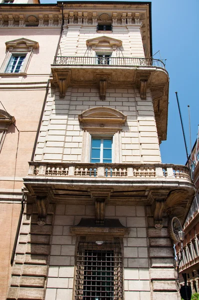 Facade of the building in Rome, Italy. — Stock Photo, Image