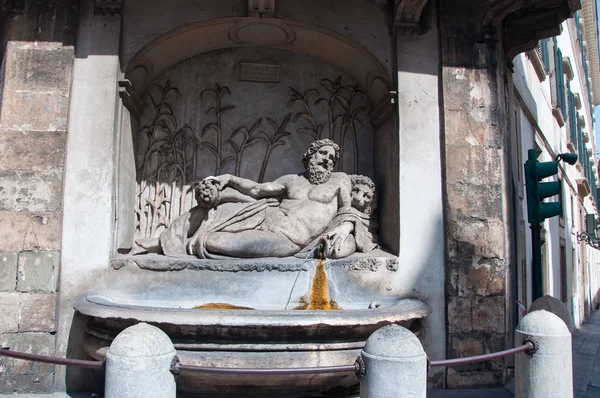 A quattro fontane és a folyó arno. Rome, Olaszország. — Stock Fotó