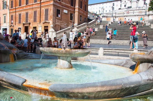 ROME-AUGUST 7: The Spanish Steps, seen from Piazza di Spagna on August 7, 2013 in Rome, Italy. The Spanish Steps are steps between the Piazza di Spagna and the Trinità dei Monti church at the top. — стокове фото