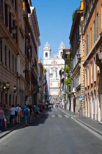 ROME-AUGUST 6: Via Condotti on August 6, 2013 in Rome. Via Condotti (officially Via dei Condotti) is a busy and fashionable street of Rome, Italy. — Stock Photo, Image