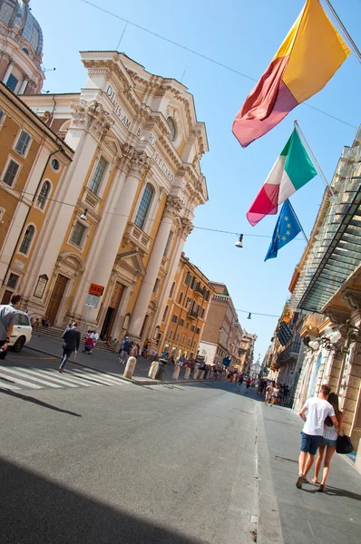 ROMA-AGOSTO 7: A Via del Corso em 7 de agosto de 2013 em Roma. A Via del Corso, comumente conhecida como Corso, é uma rua principal no centro histórico de Roma. . — Fotografia de Stock