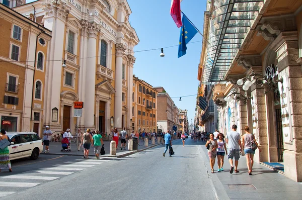 ROMA-AGOSTO 7: A Via del Corso em 7 de agosto de 2013 em Roma. A Via del Corso, comumente conhecida como Corso, é uma rua principal no centro histórico de Roma. . — Fotografia de Stock