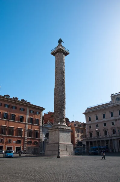 ROME-AUGUST 7: Piazza Colonna on August 7,2013 in Rome Italy. Piazza Colonna is a piazza at the center of the Rione of Colonna in the historic heart of Rome, Italy. — Stock Photo, Image