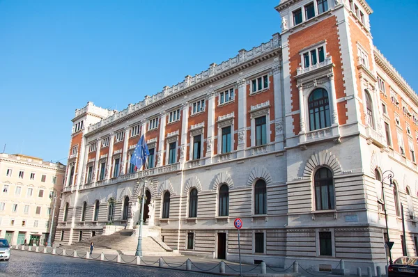 Rom-august 8: der palazzo montecitorio am 8.8.2013 auf der piazza del parlamento in rom, italien. der palazzo montecitorio ist ein palast in rom und der sitz der italienischen kammer der deputierten. — Stockfoto