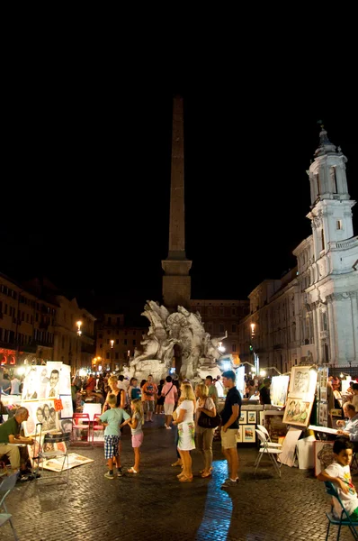 ROME-AUGUST 7: Piazza Navona on August 7, 2013 in Rome. Piazza Navona is a city square built on the site of the Stadium of Domitian in 1st century AD, in Rome, Italy. — Stock Photo, Image