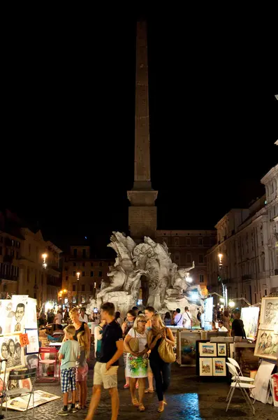 ROME-AUGUST 7: Piazza Navona on August 7, 2013 in Rome. Piazza Navona is a city square built on the site of the Stadium of Domitian in 1st century AD, in Rome, Italy. — Stock Photo, Image