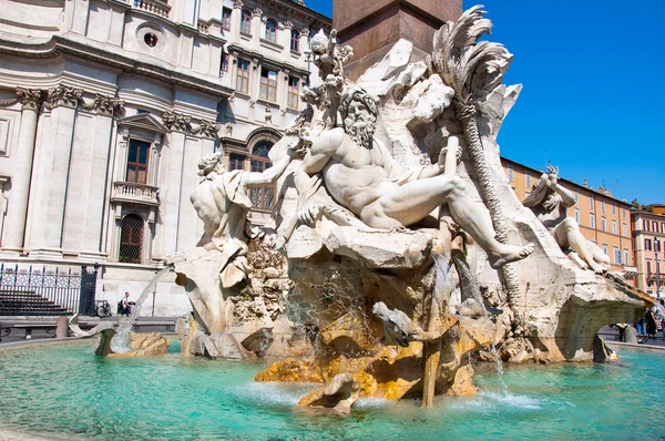 Fontana dei quattro Fiumi con obelisco egizio in Piazza Navona a Roma. Italia . — Foto Stock