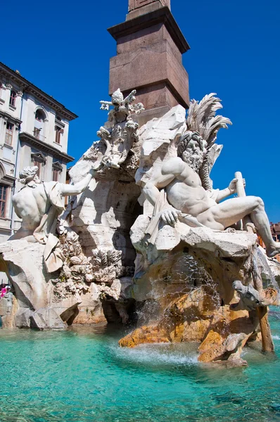 Fântâna celor patru râuri cu obelisc egiptean pe Piazza Navona din Roma. Italia . — Fotografie, imagine de stoc