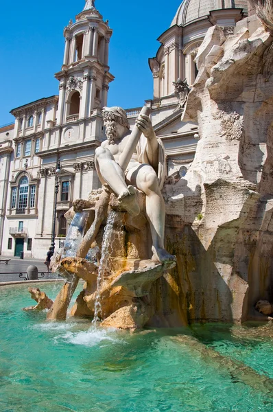 Fântâna celor patru râuri cu obelisc egiptean pe Piazza Navona din Roma. Italia . — Fotografie, imagine de stoc