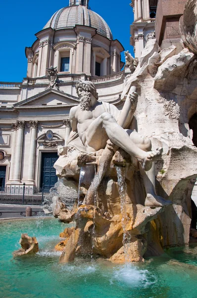 Brunnen der vier Flüsse mit ägyptischem Obelisk auf der Piazza Navona in Rom. Italien. — Stockfoto