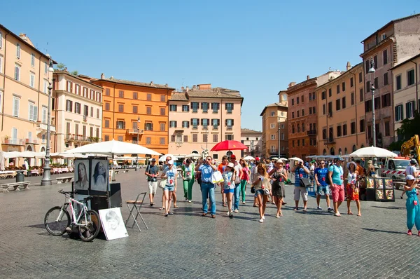 ROMA-AGOSTO 8: Grupo de turistas na Piazza Navona em 8 de agosto de 2013 em Roma. Piazza Navona é uma praça da cidade de Roma, Itália . — Fotografia de Stock